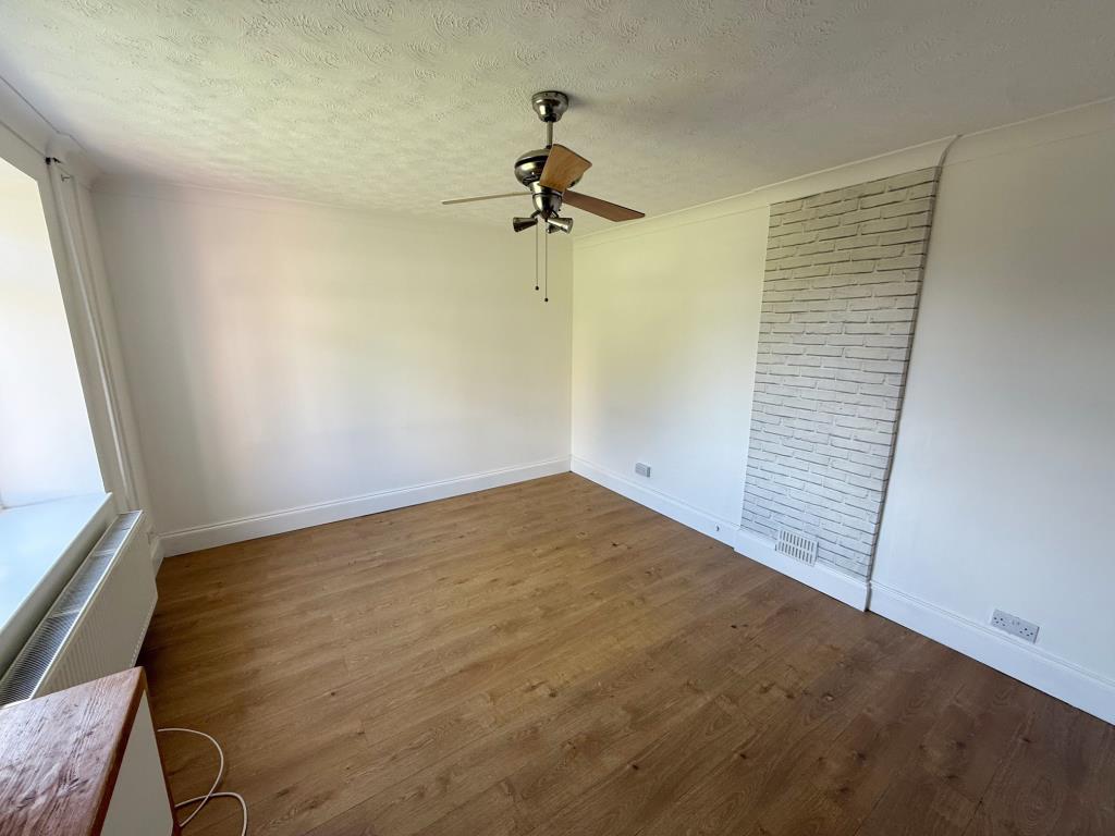 Lot: 158 - HOUSE FOR INVESTMENT - living room with wooden floor